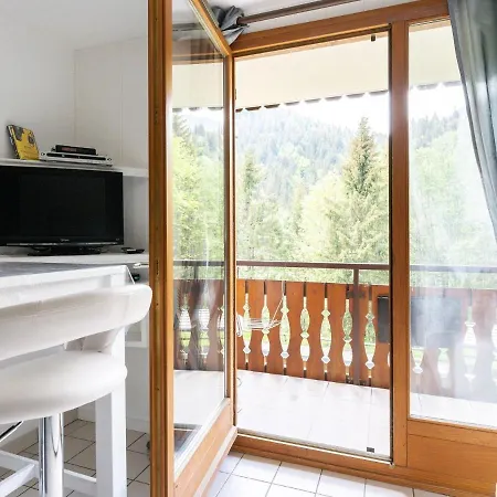 Inviting In With Balcony Apartment *